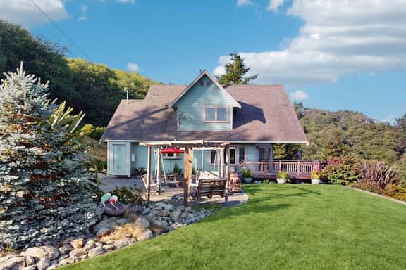 Logan's Landing - Relaxing Coastal Retreat Near the Water - Image 1
