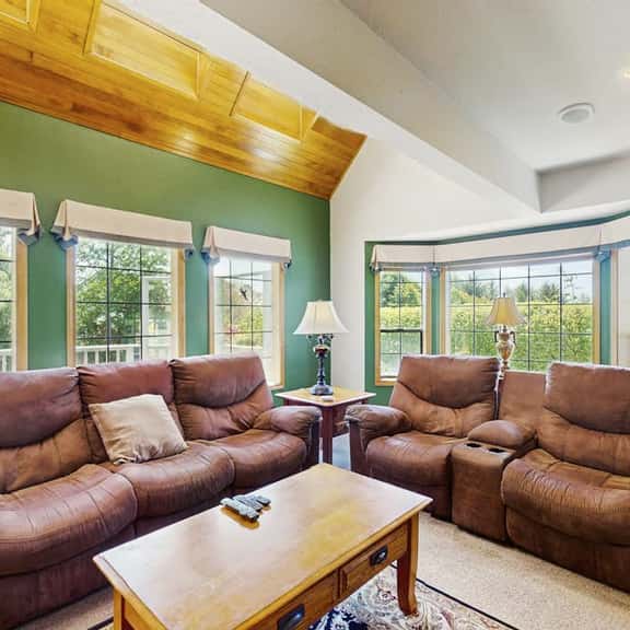 Estate at Vista - Spacious Luxury Retreat with Scenic Views - Image 1