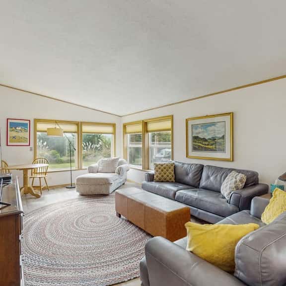Pacific View Escape - Bay Views & Jetted Tub - Image 1