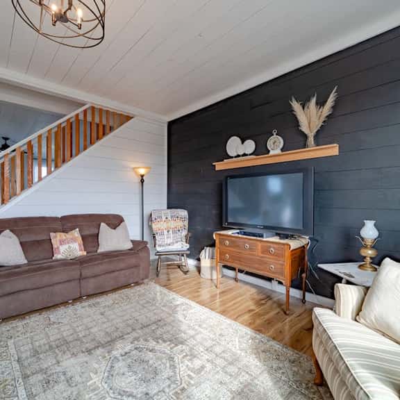 1858 Homestead - Historic Country Retreat with Modern Comforts - Image 1