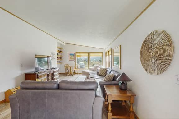 Pacific View Escape - Bay Views & Jetted Tub - Image 4