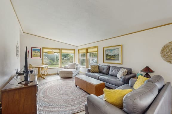 Pacific View Escape - Bay Views & Jetted Tub - Image 1